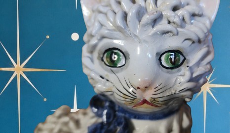 Vintage Italian Spaghetti Ceramic Cat Figurine - White Kitten Blue Bow — photo 4
